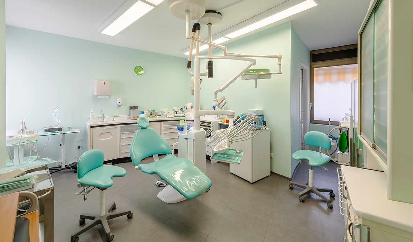 Interno dello studio dentistico Pellitteri a Bolzano, con poltrona odontoiatrica e attrezzatura per endodonzia