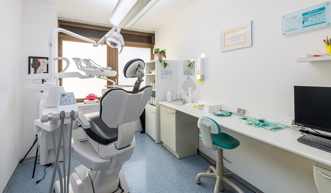 Moderno e luminoso studio dentistico del Dott. Pellitteri a Bolzano, con poltrona e attrezzature per l'igiene e la cura orale.