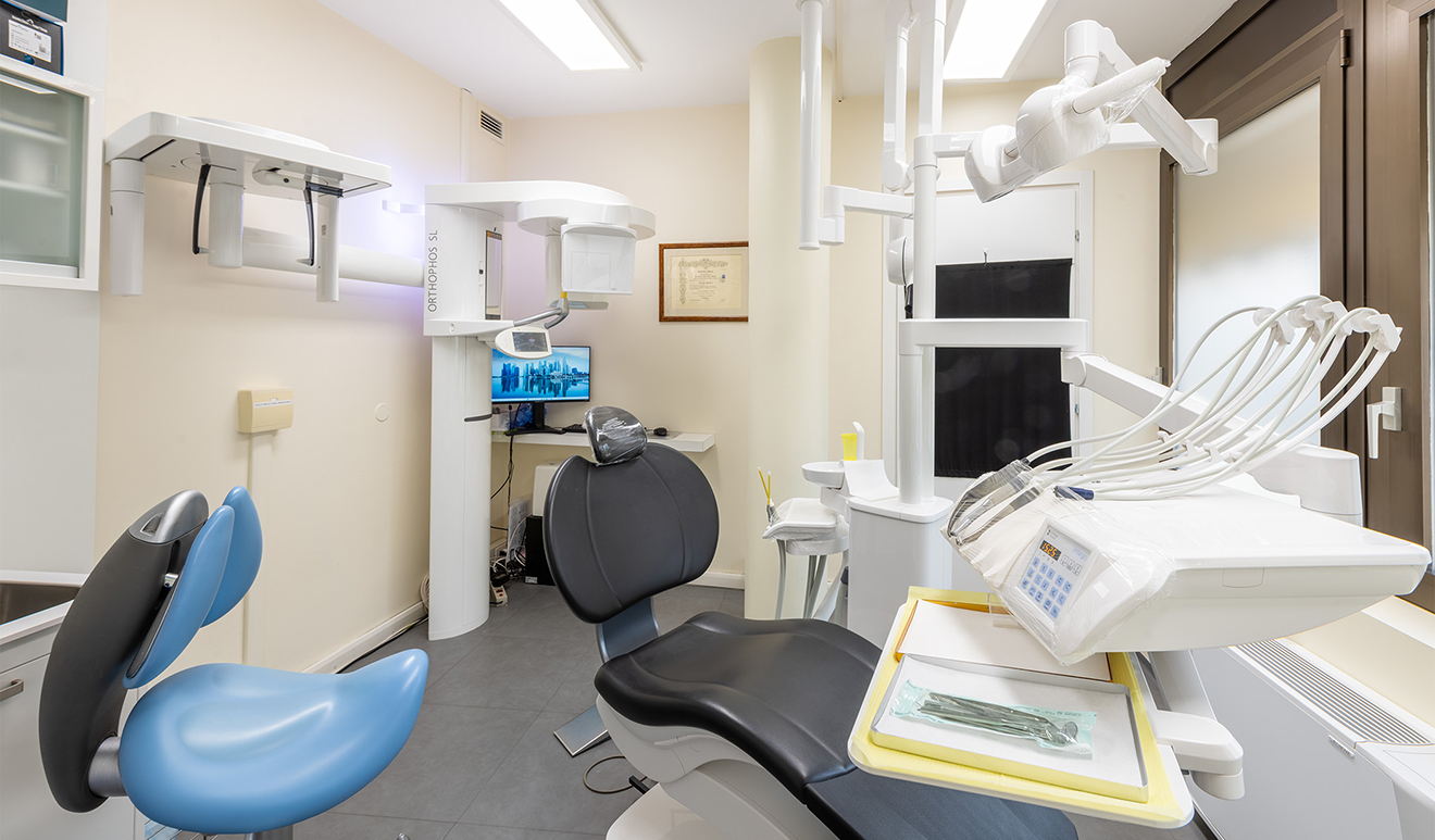 Interni moderni di uno studio dentistico a Bolzano con poltrona odontoiatrica, strumenti per lo sbiancamento dei denti e un dispositivo DVT