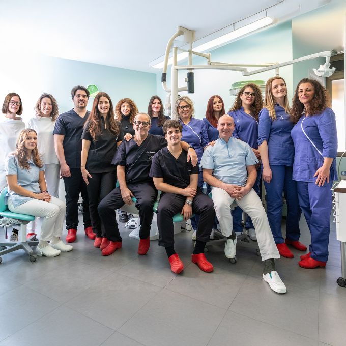 Il team multidisciplinare dello Studio Pellitteri a Bolzano, con medici, igienisti dentali e odontotecnici
